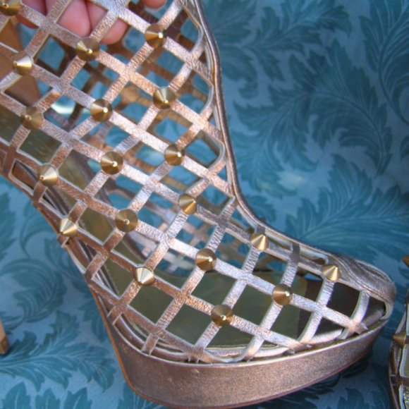 STUNNING size 39.5/US 9 Alexander McQueen Gold Studded heels (store display) - Picture 15 of 16